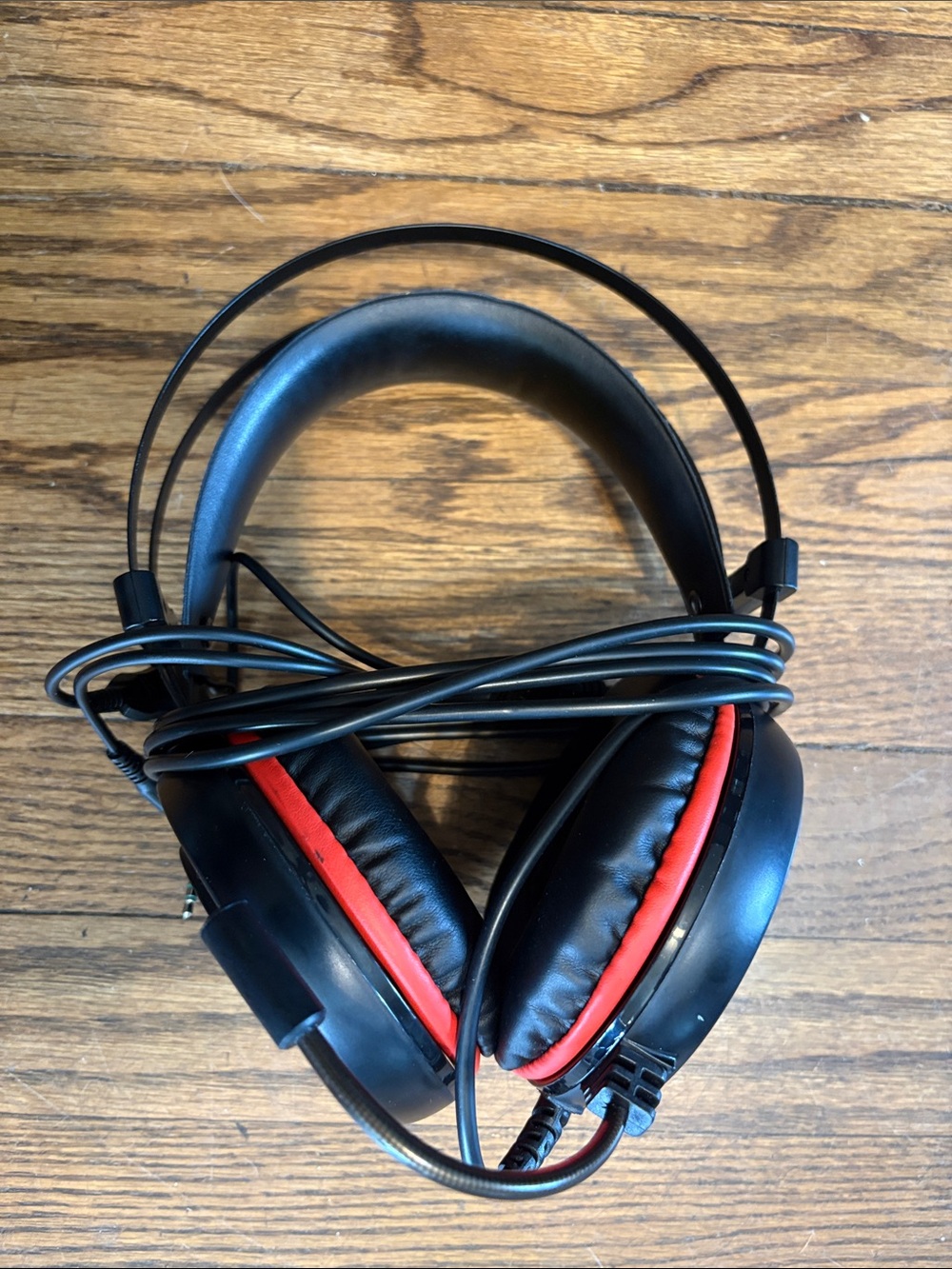 Over-Ear Wired Gaming Headset in Black and Red - Picture 5 of 9